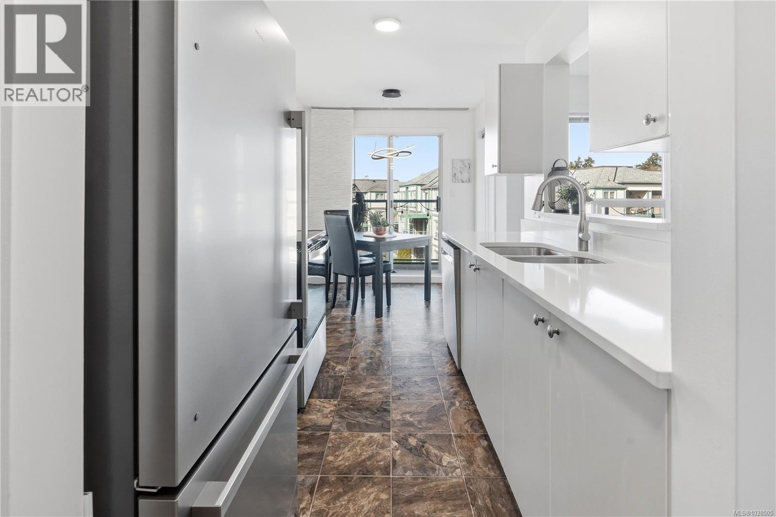 301 898 Vernon Avenue, Saanich