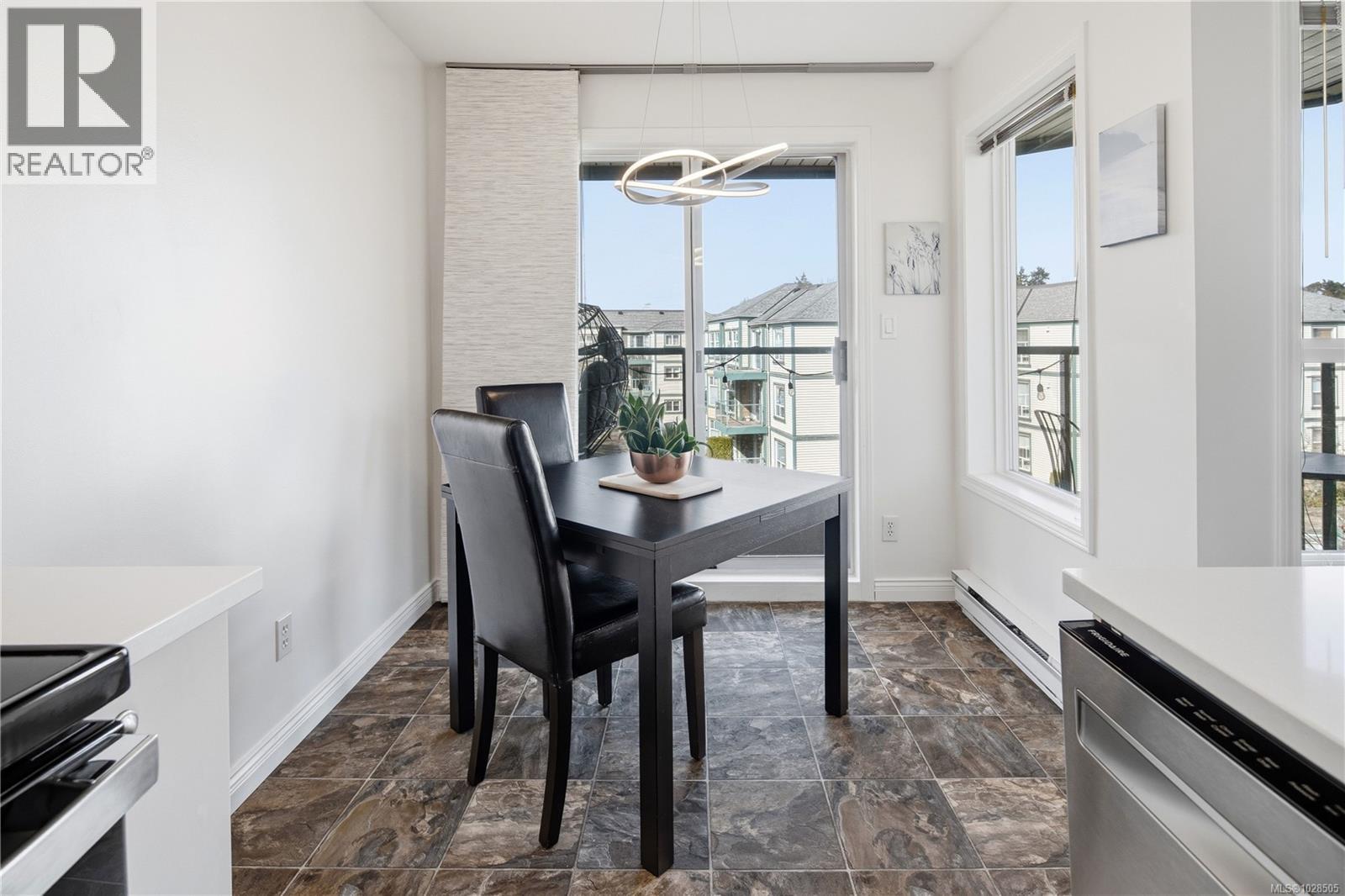 301 898 Vernon Avenue, Saanich