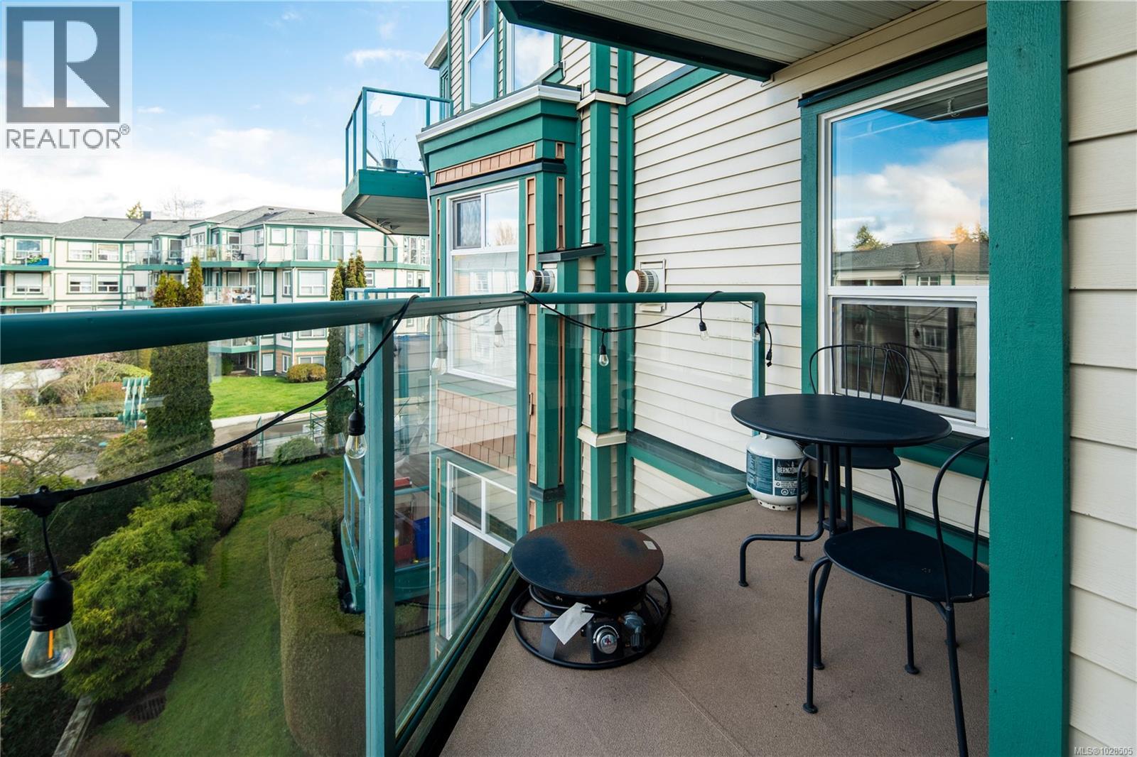 301 898 Vernon Avenue, Saanich