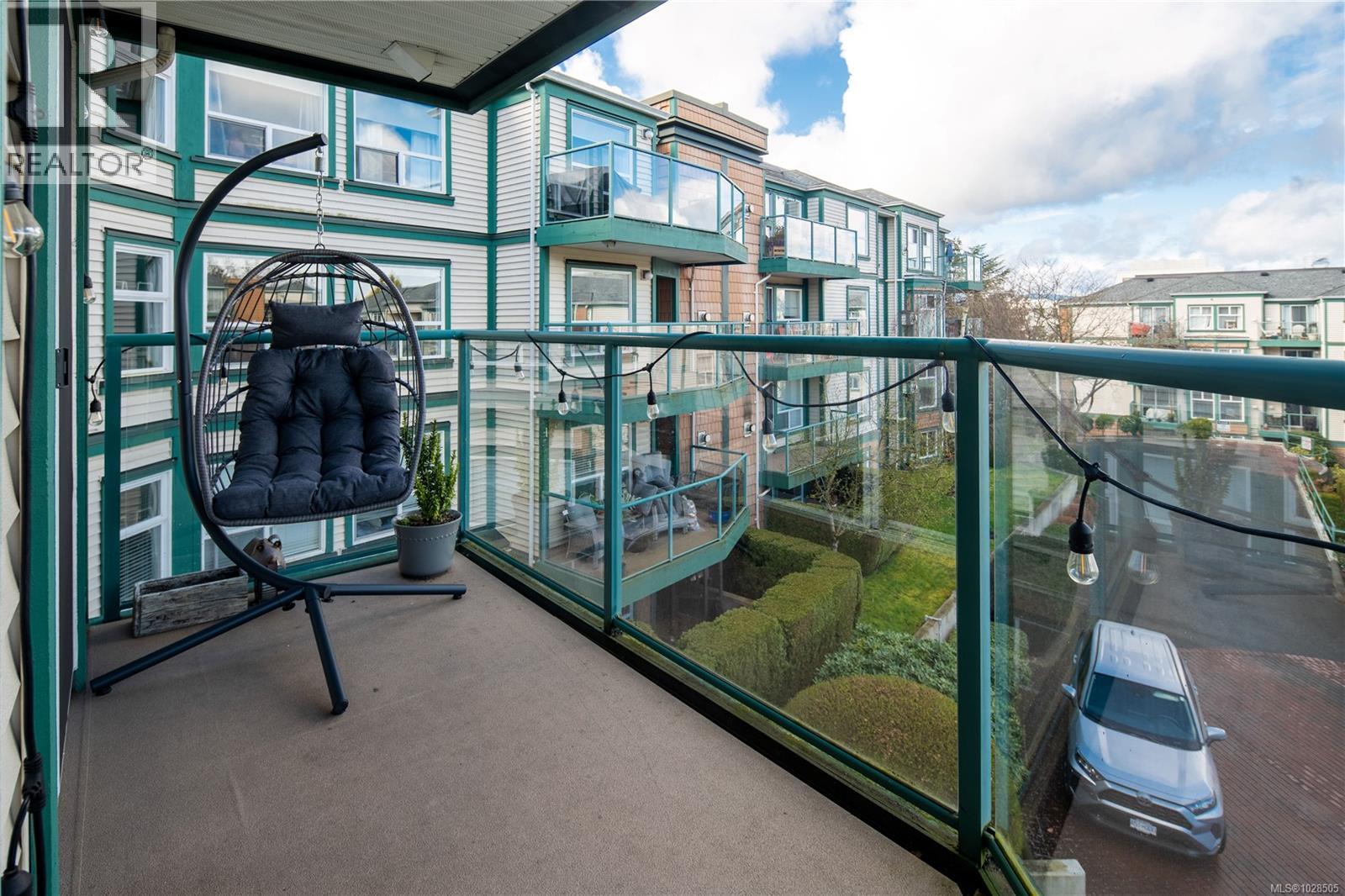 301 898 Vernon Avenue, Saanich