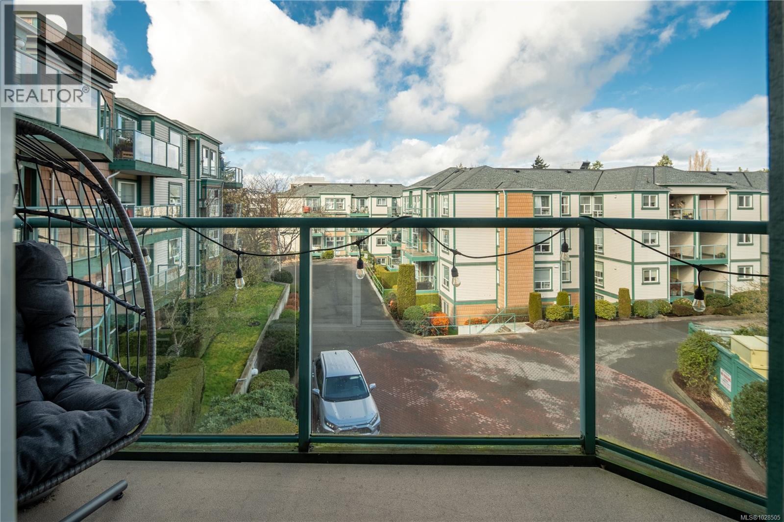 301 898 Vernon Avenue, Saanich