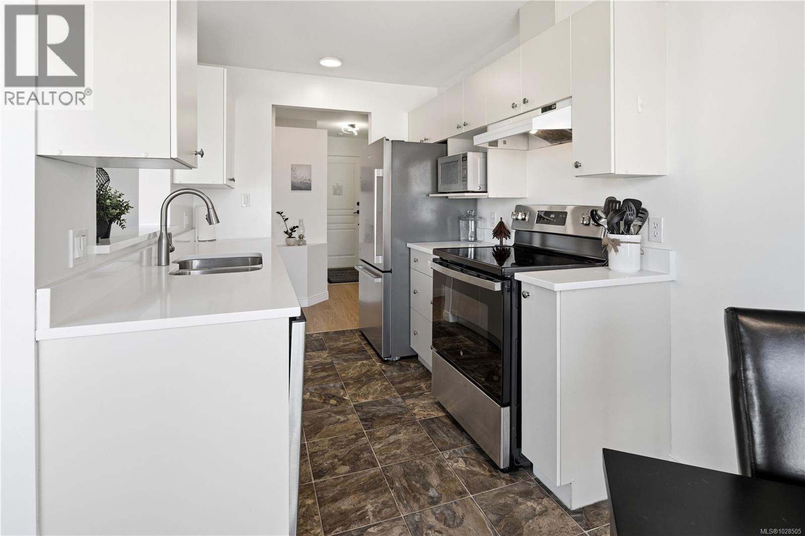 301 898 Vernon Avenue, Saanich