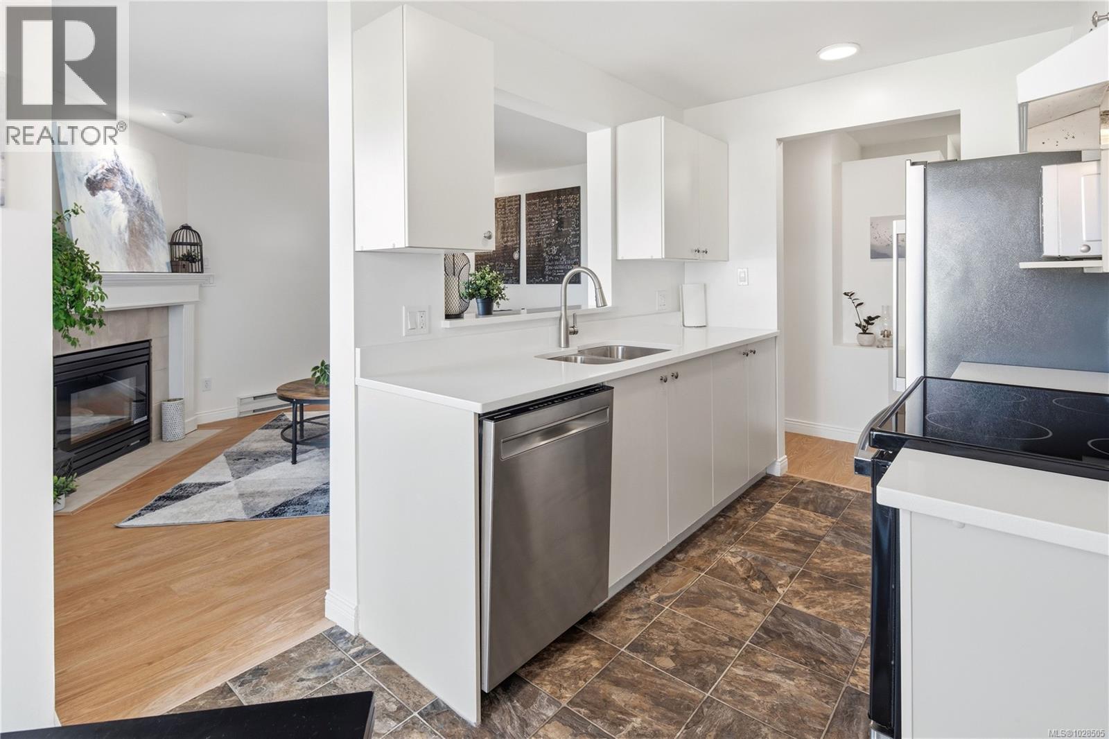 301 898 Vernon Avenue, Saanich