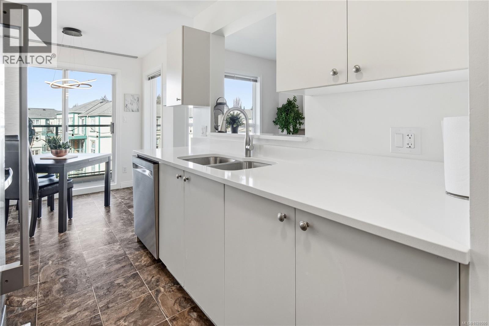 301 898 Vernon Avenue, Saanich