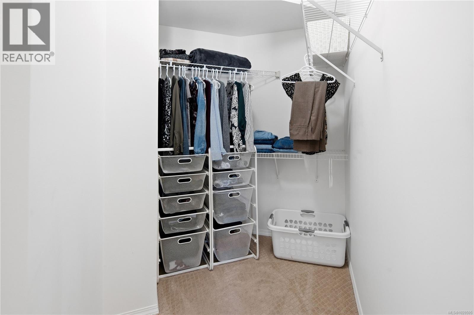 301 898 Vernon Avenue, Saanich