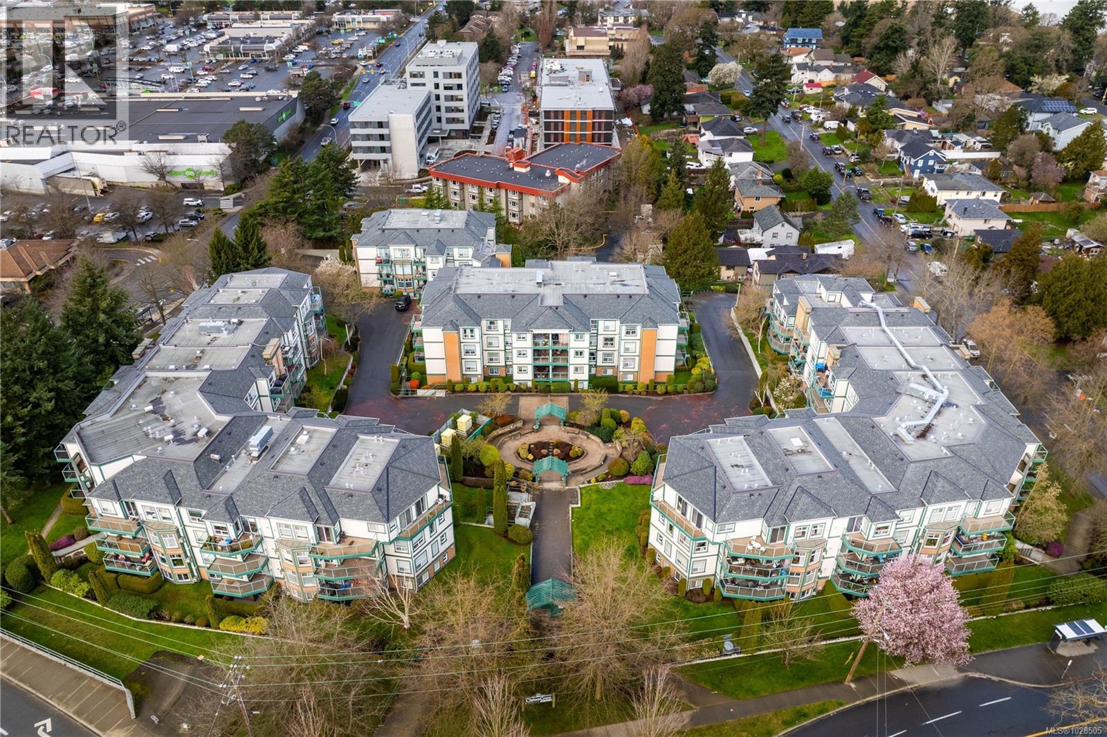 301 898 Vernon Avenue, Saanich