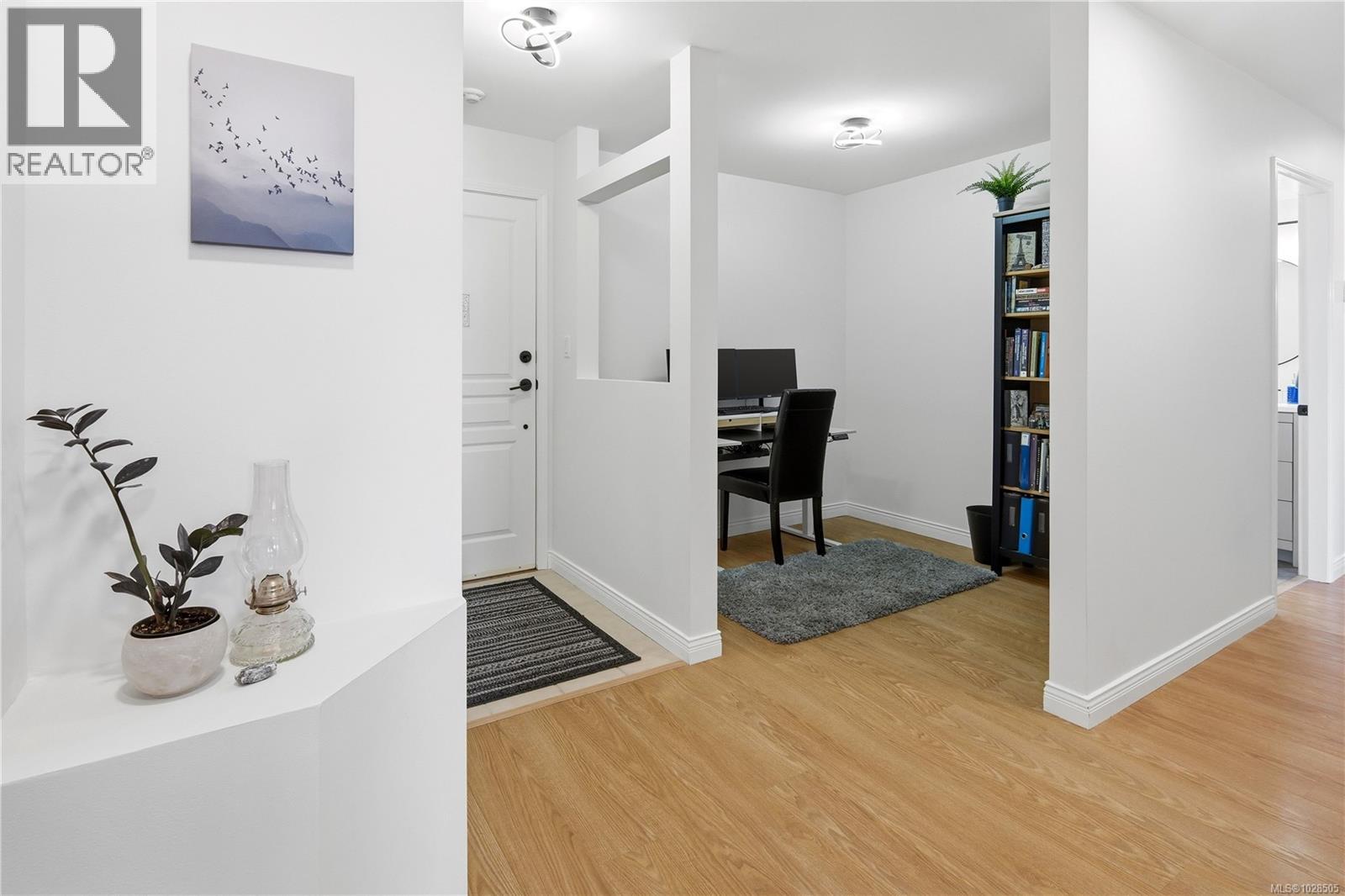 301 898 Vernon Avenue, Saanich