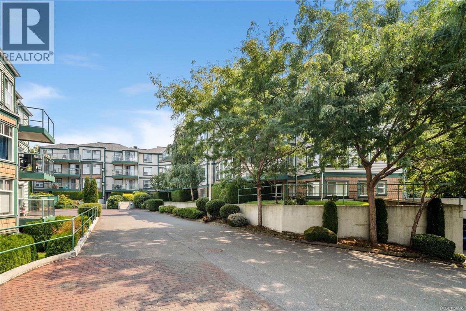 301 898 Vernon Avenue, Saanich