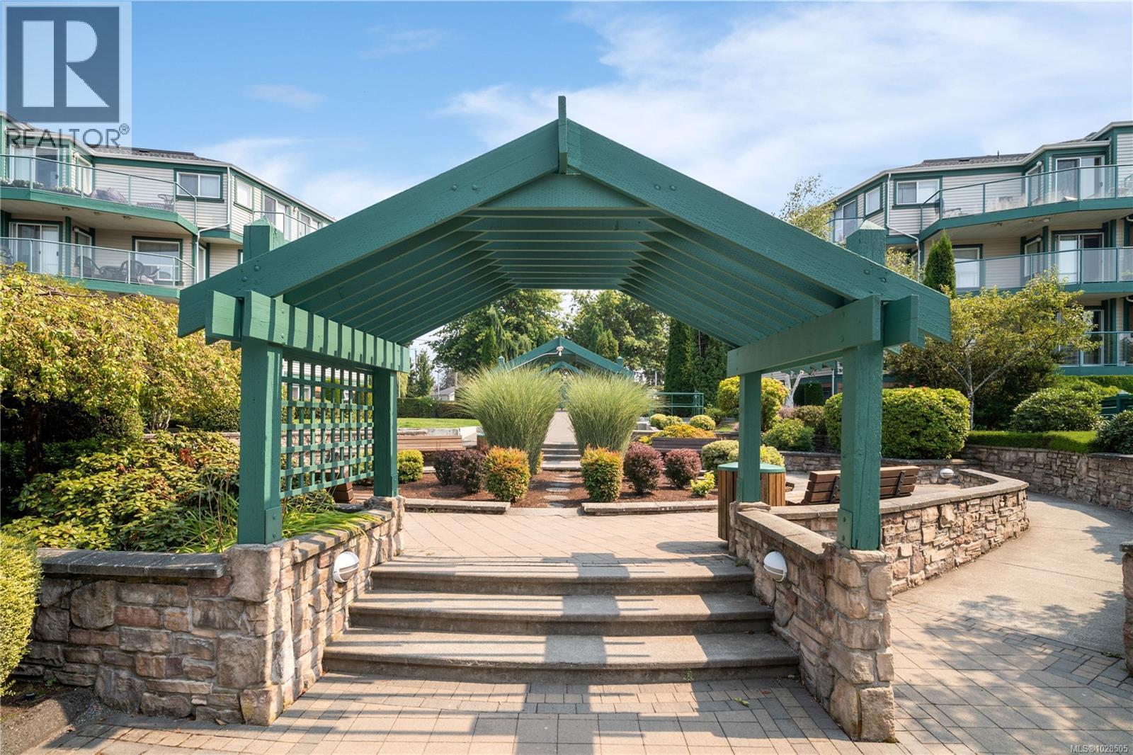 301 898 Vernon Avenue, Saanich