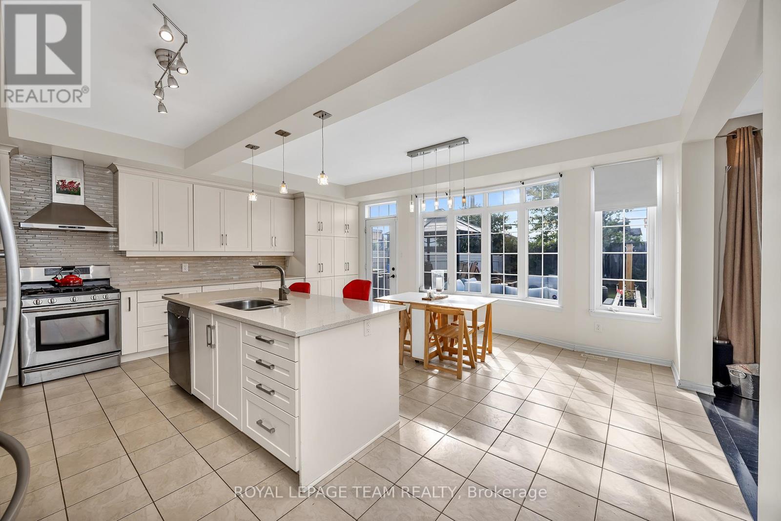 200 KINLOCH COURT - 12