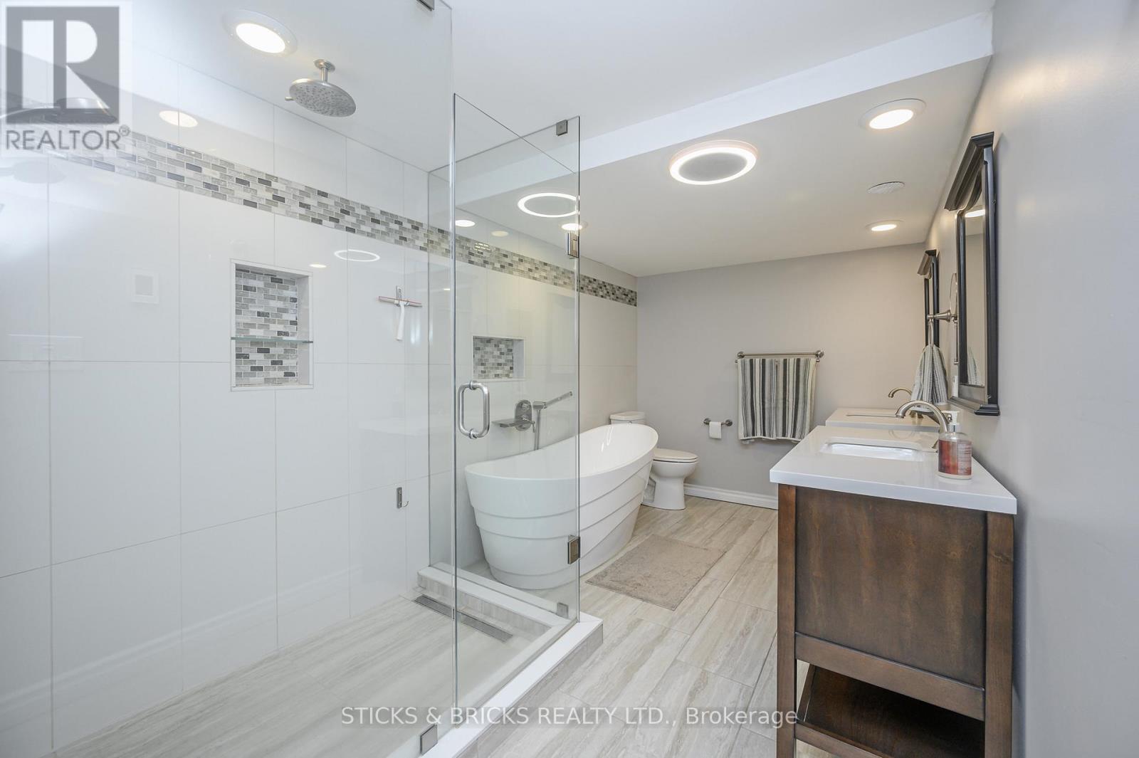 7102 BURBANK CRESCENT - 22