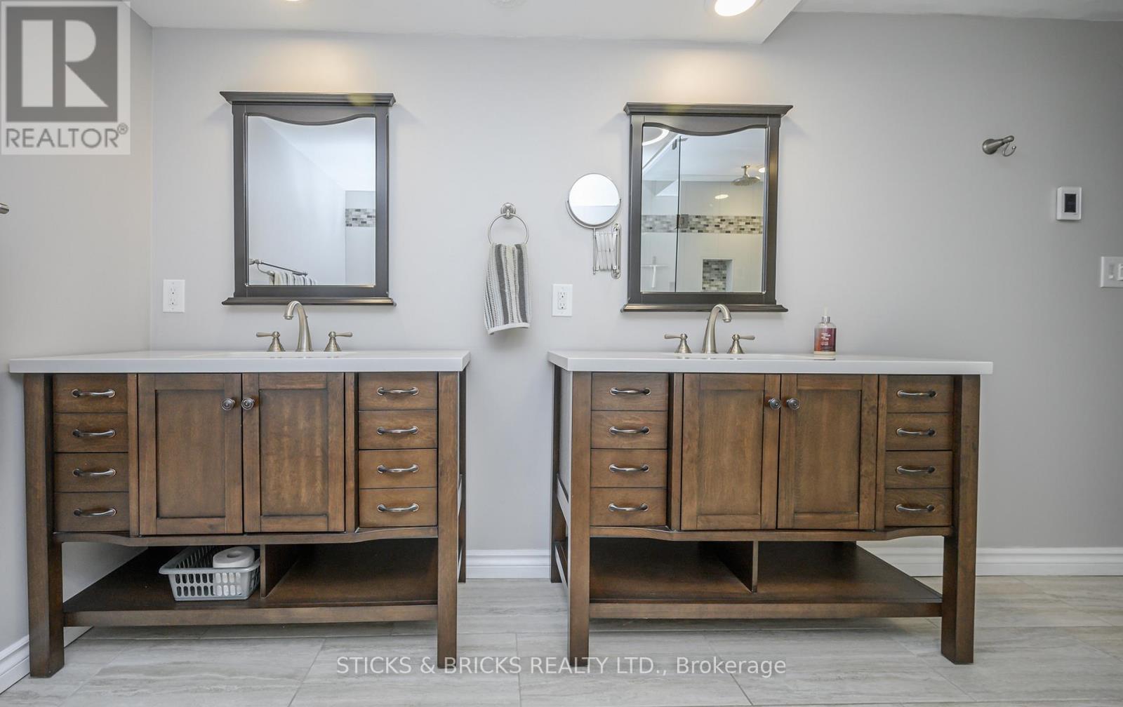 7102 BURBANK CRESCENT - 24