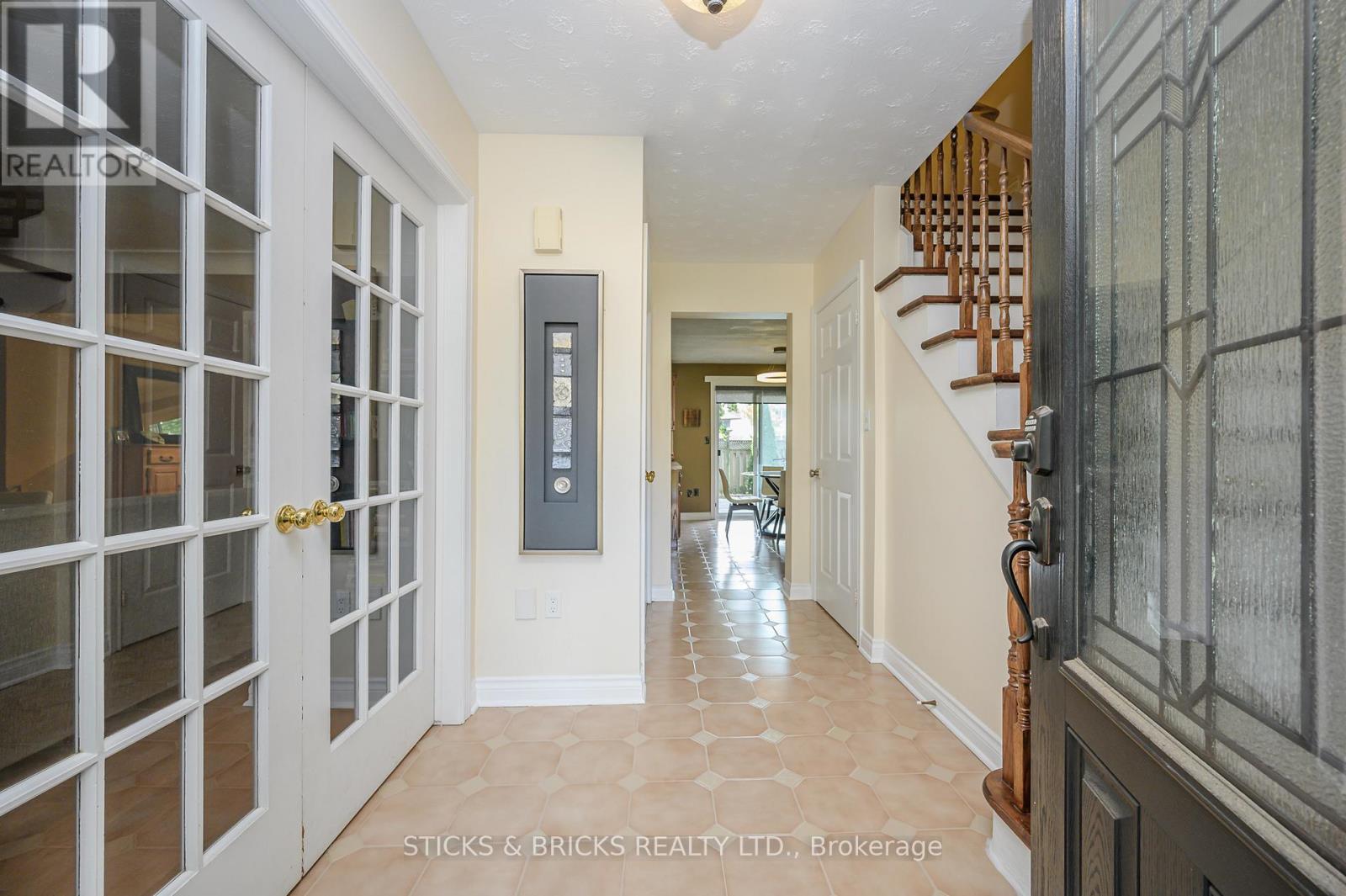 7102 BURBANK CRESCENT - 3