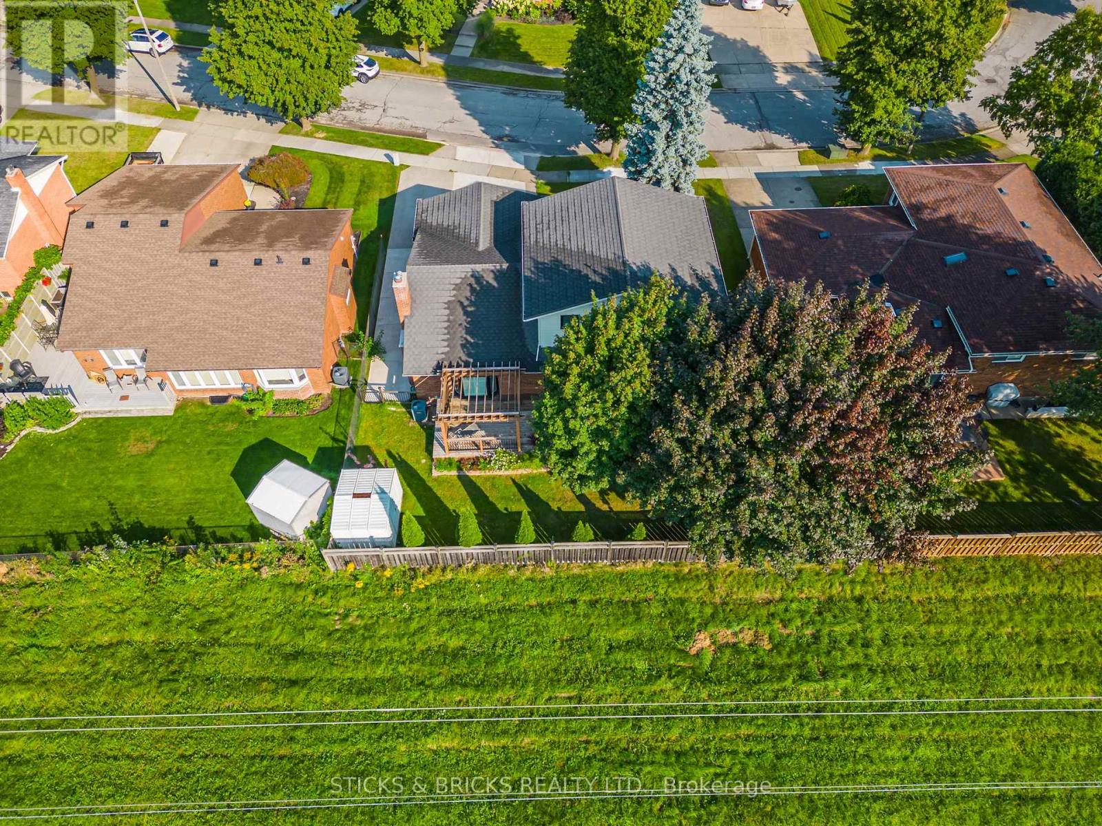 7102 BURBANK CRESCENT - 36