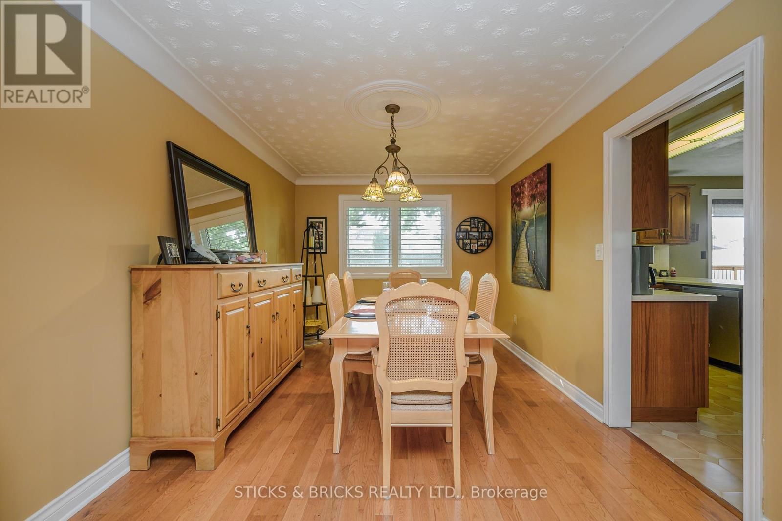 7102 BURBANK CRESCENT - 7