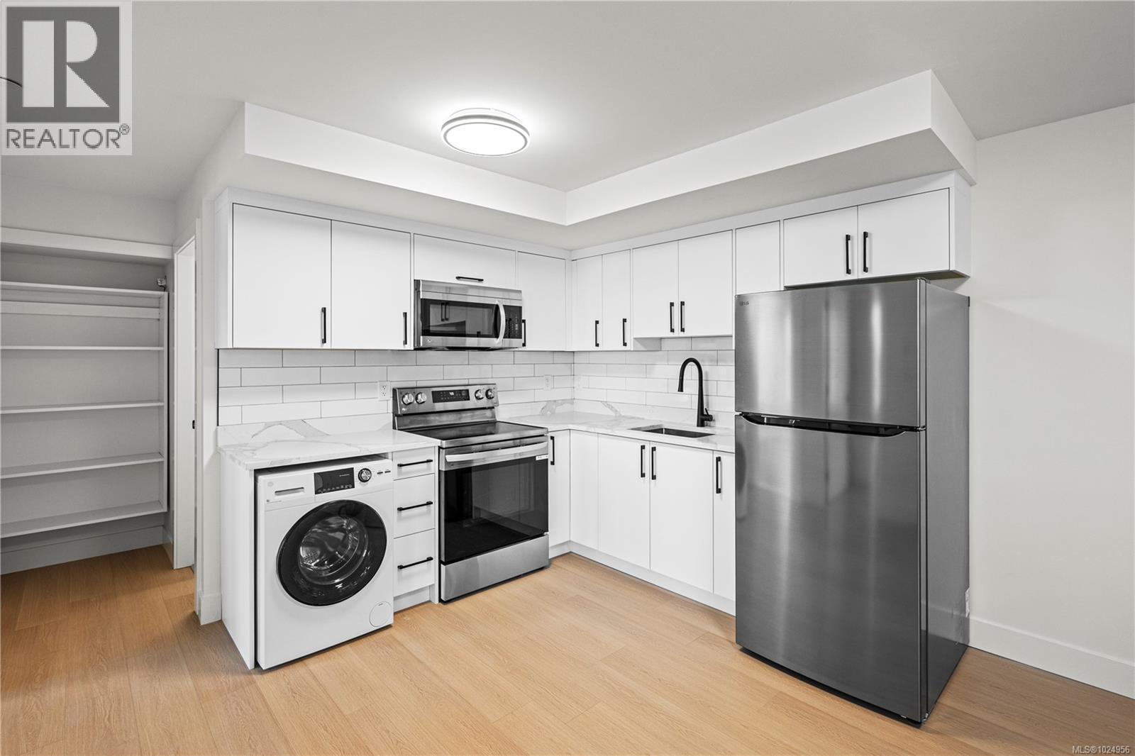 2310 Hudson Terr, Sooke