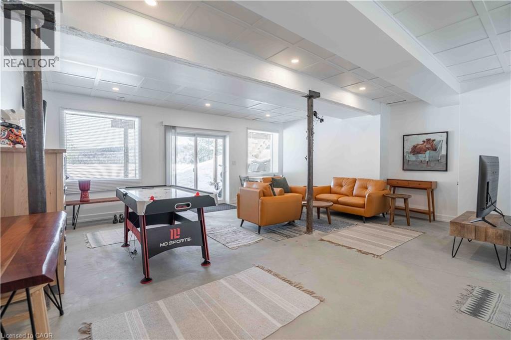 1056 INAWENDAWIN Road - 35