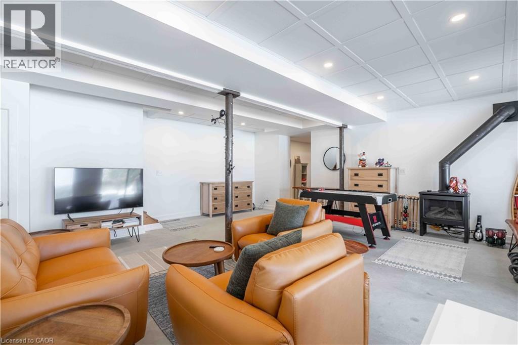 1056 INAWENDAWIN Road - 37