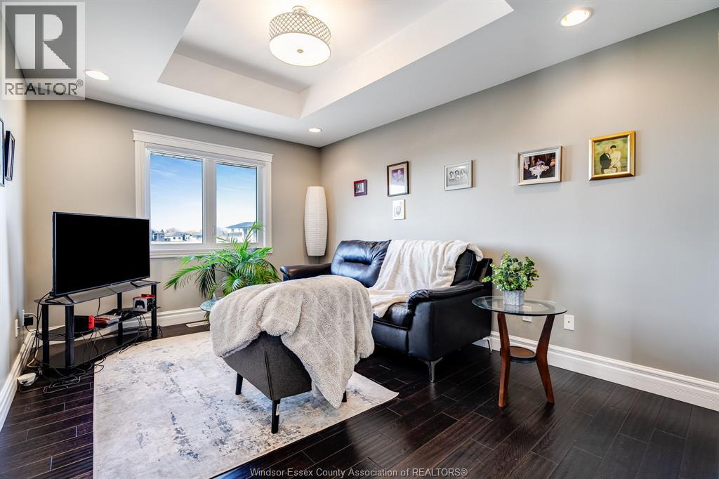 35 Augusta DRIVE - 24