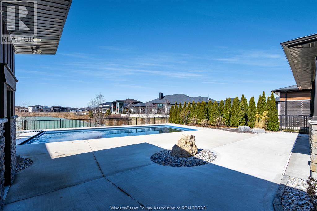 35 Augusta DRIVE - 33