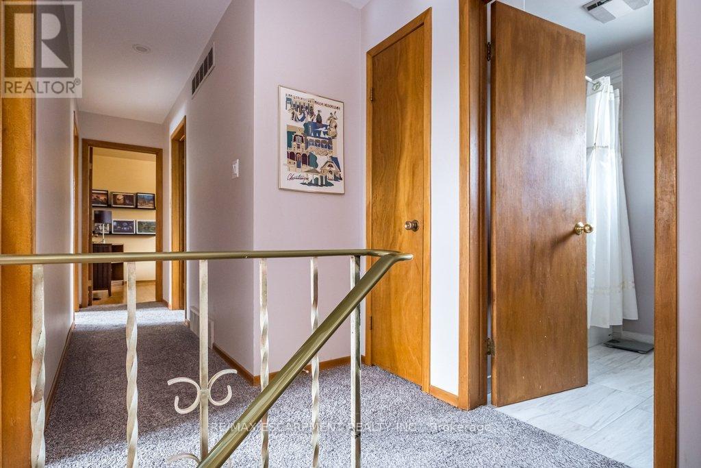 Single Family House for Sale in  CHATEAU COURT Hamilton (Mountview) 