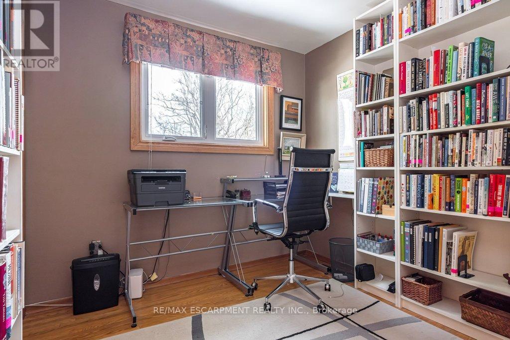 Single Family House for Sale in  CHATEAU COURT Hamilton (Mountview) 