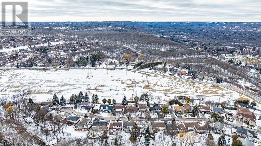 Single Family House for Sale in  CHATEAU COURT Hamilton (Mountview) 