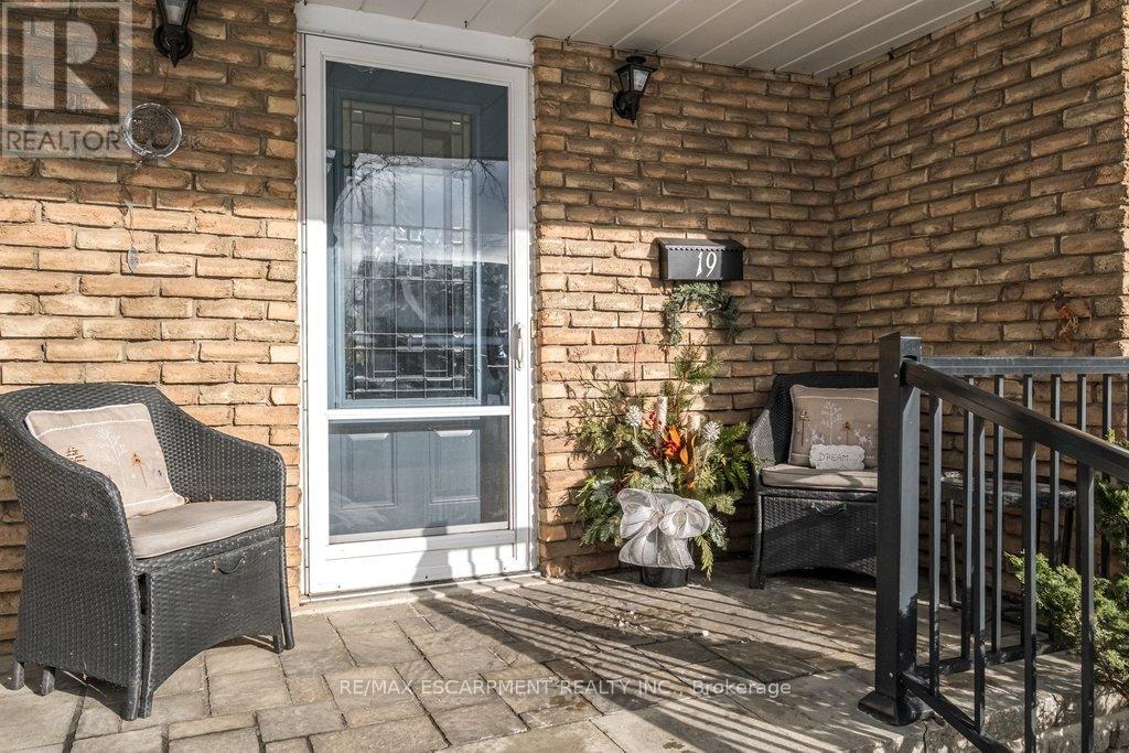 Single Family House for Sale in  CHATEAU COURT Hamilton (Mountview) 