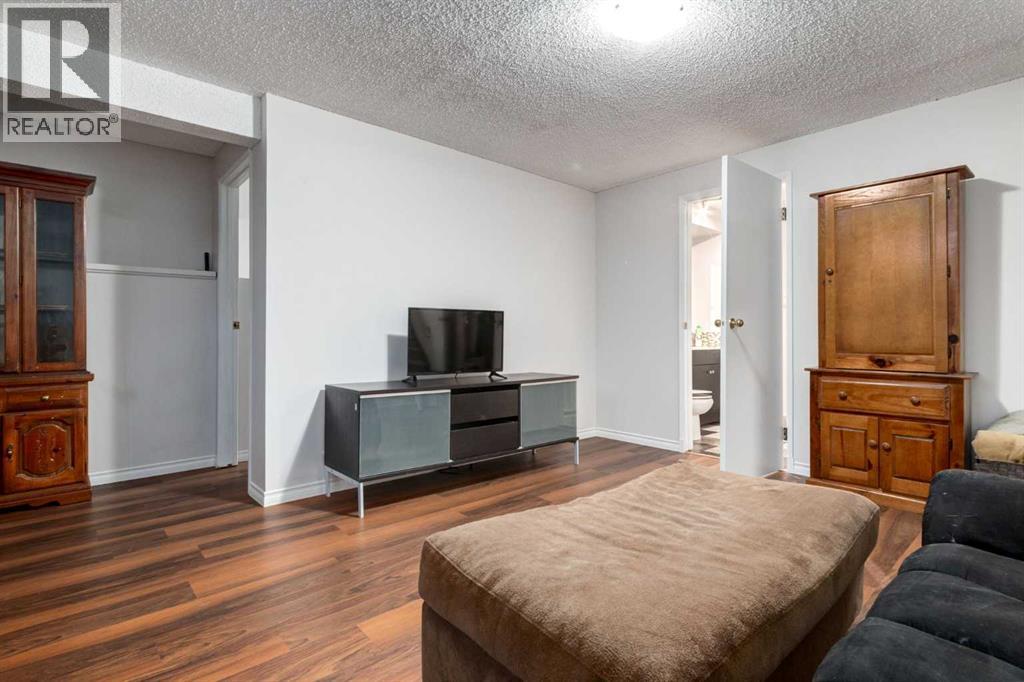 Single Family House 3 Level for Sale in  BEDFIELD Close NE Beddington Heights Calgary 