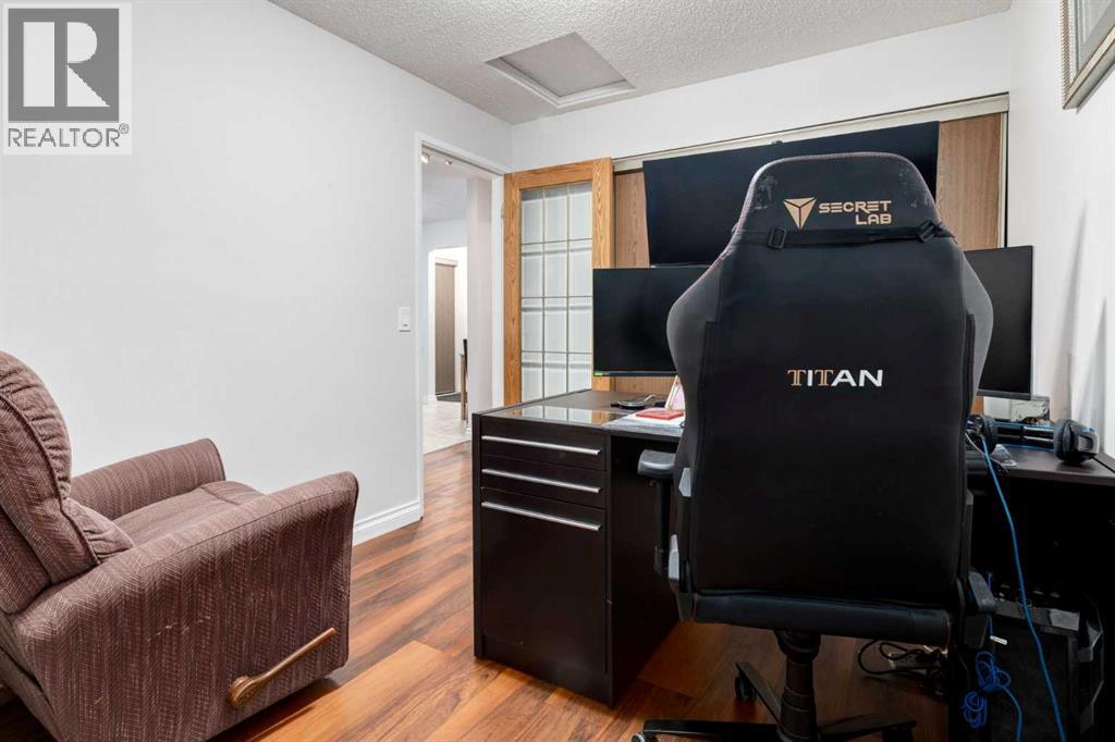 Single Family House 3 Level for Sale in  BEDFIELD Close NE Beddington Heights Calgary 