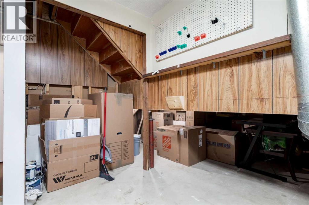 Single Family House 3 Level for Sale in  BEDFIELD Close NE Beddington Heights Calgary 