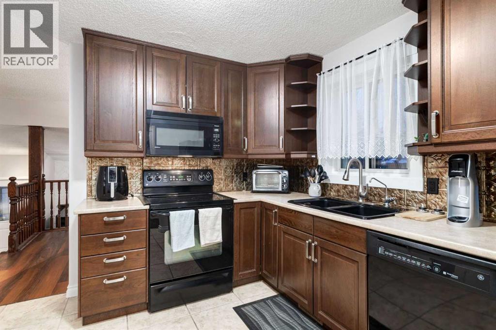 Single Family House 3 Level for Sale in  BEDFIELD Close NE Beddington Heights Calgary 