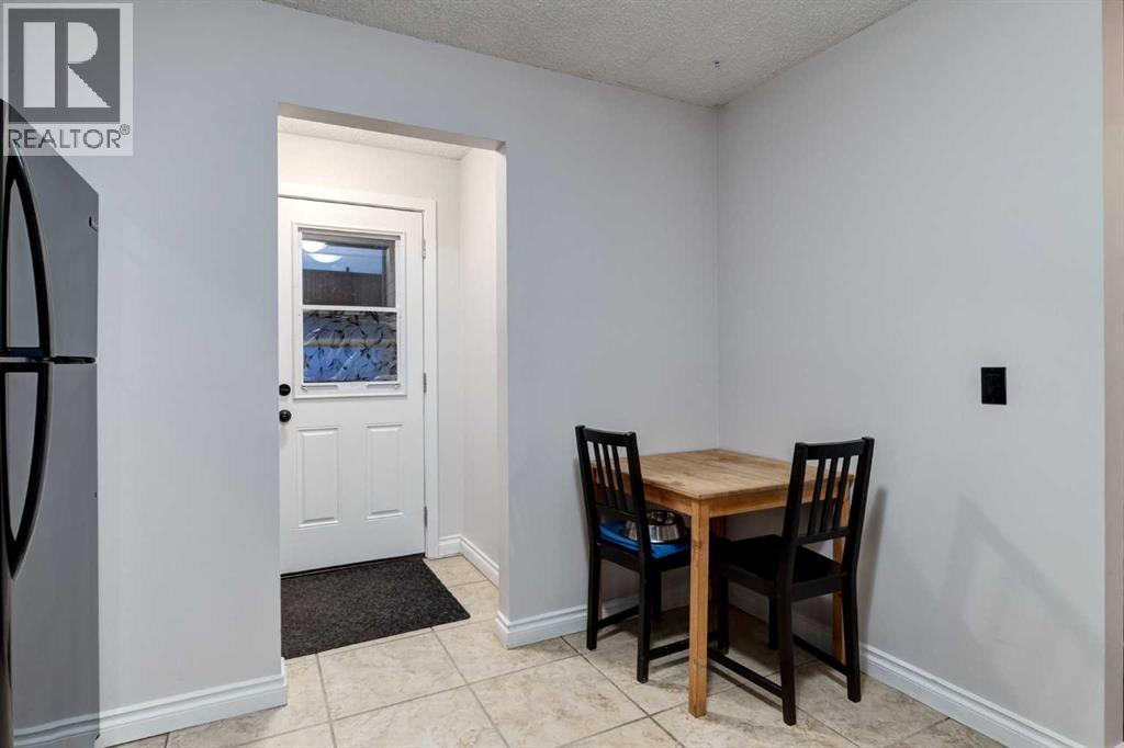 Single Family House 3 Level for Sale in  BEDFIELD Close NE Beddington Heights Calgary 