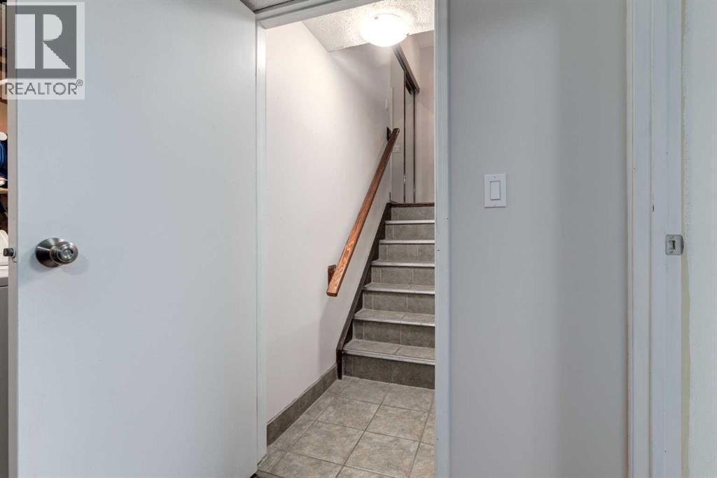 Single Family House 3 Level for Sale in  BEDFIELD Close NE Beddington Heights Calgary 