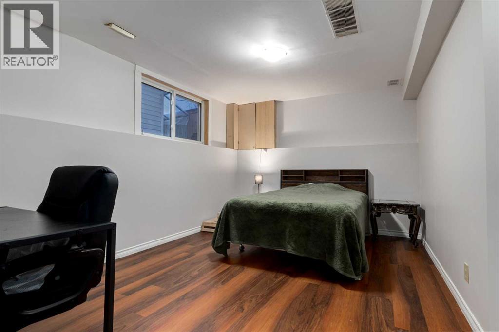 Single Family House 3 Level for Sale in  BEDFIELD Close NE Beddington Heights Calgary 