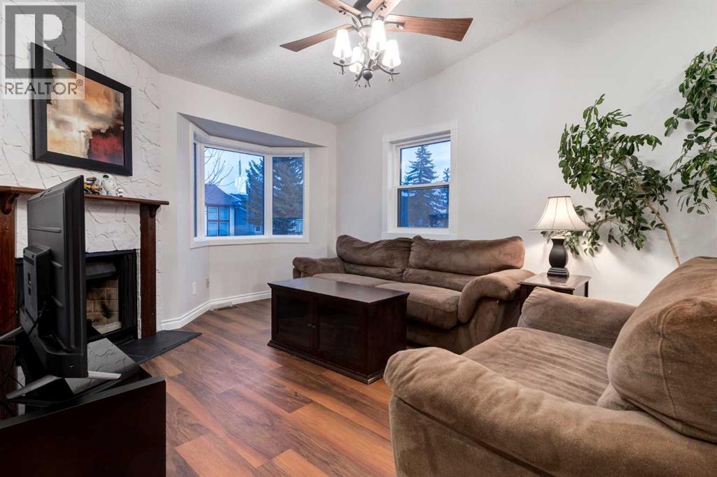 Single Family House 3 Level for Sale in  BEDFIELD Close NE Beddington Heights Calgary 