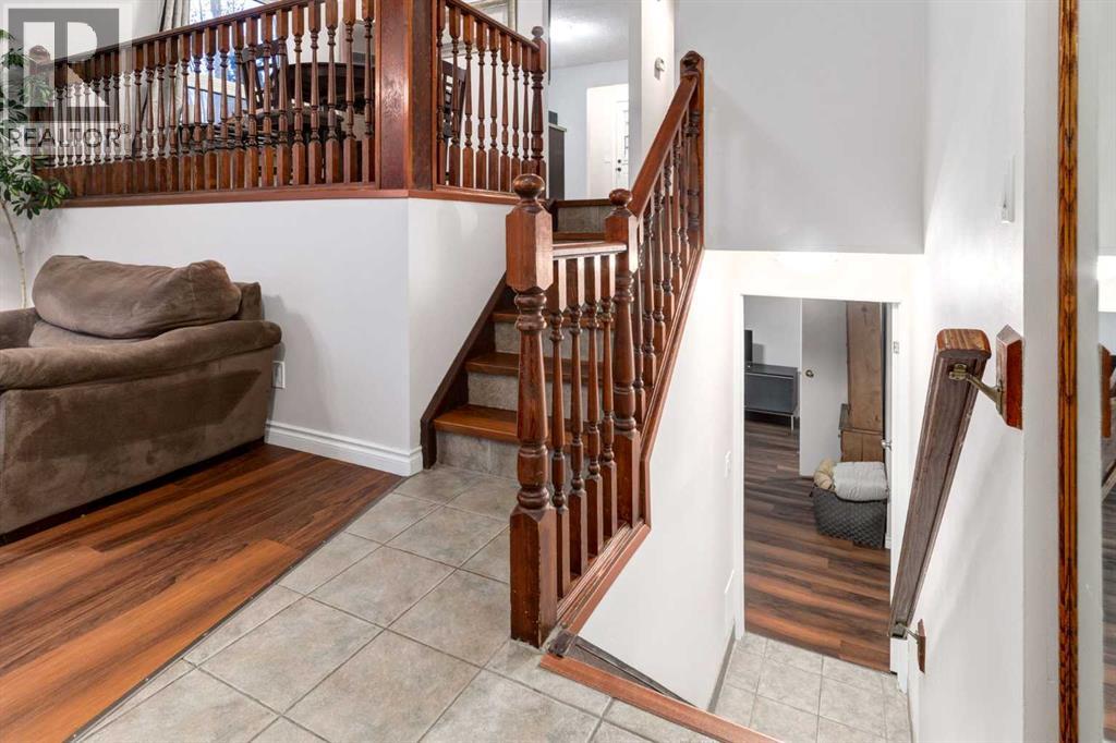 Single Family House 3 Level for Sale in  BEDFIELD Close NE Beddington Heights Calgary 