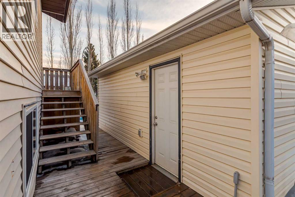 Single Family House 3 Level for Sale in  BEDFIELD Close NE Beddington Heights Calgary 