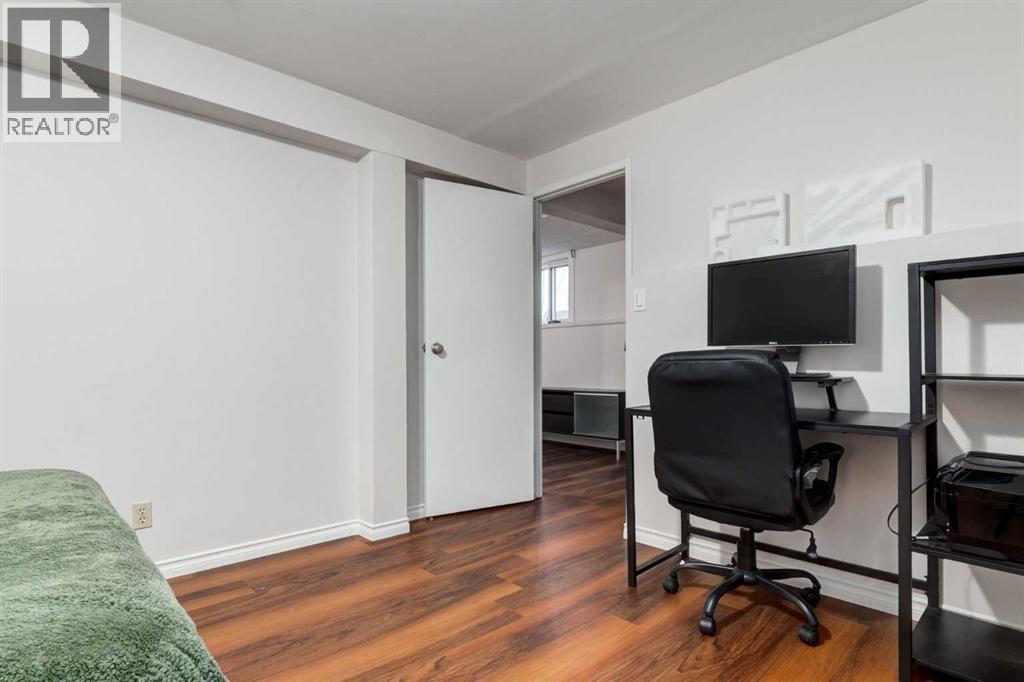 Single Family House 3 Level for Sale in  BEDFIELD Close NE Beddington Heights Calgary 