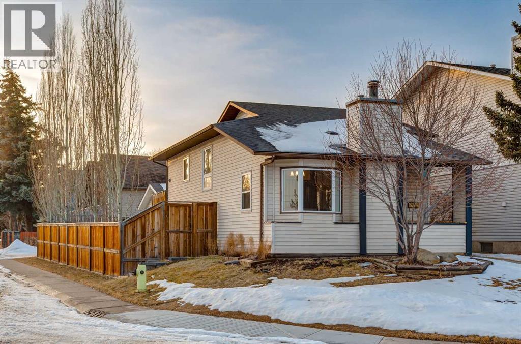 Single Family House 3 Level for Sale in  BEDFIELD Close NE Beddington Heights Calgary 