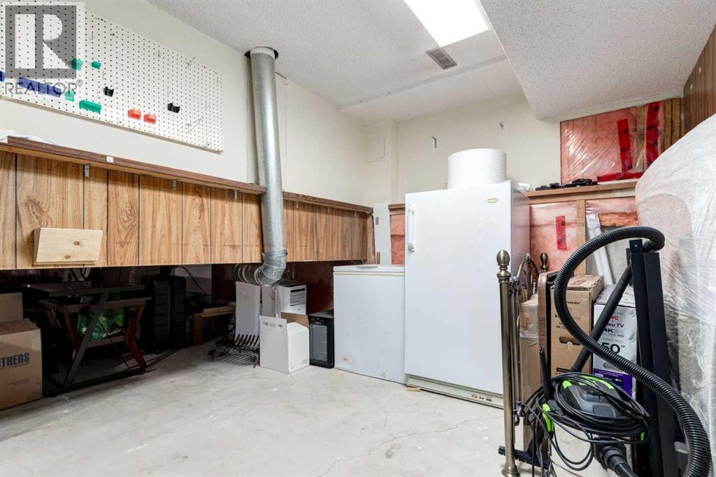 Single Family House 3 Level for Sale in  BEDFIELD Close NE Beddington Heights Calgary 