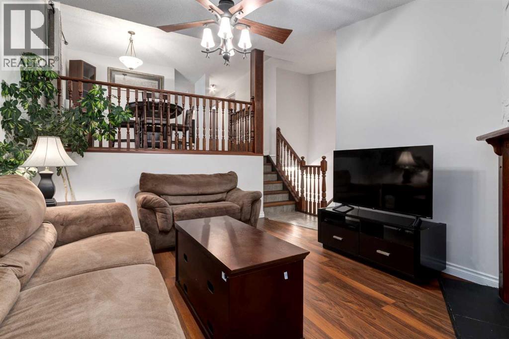 Single Family House 3 Level for Sale in  BEDFIELD Close NE Beddington Heights Calgary 