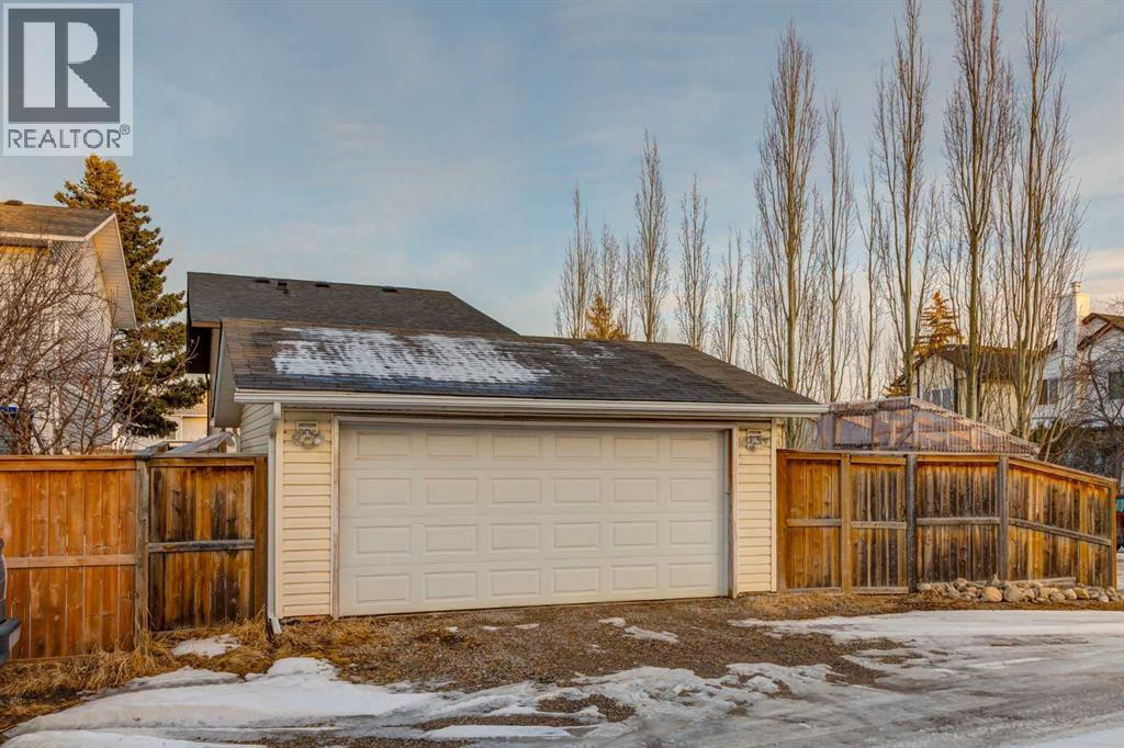 Single Family House 3 Level for Sale in  BEDFIELD Close NE Beddington Heights Calgary 