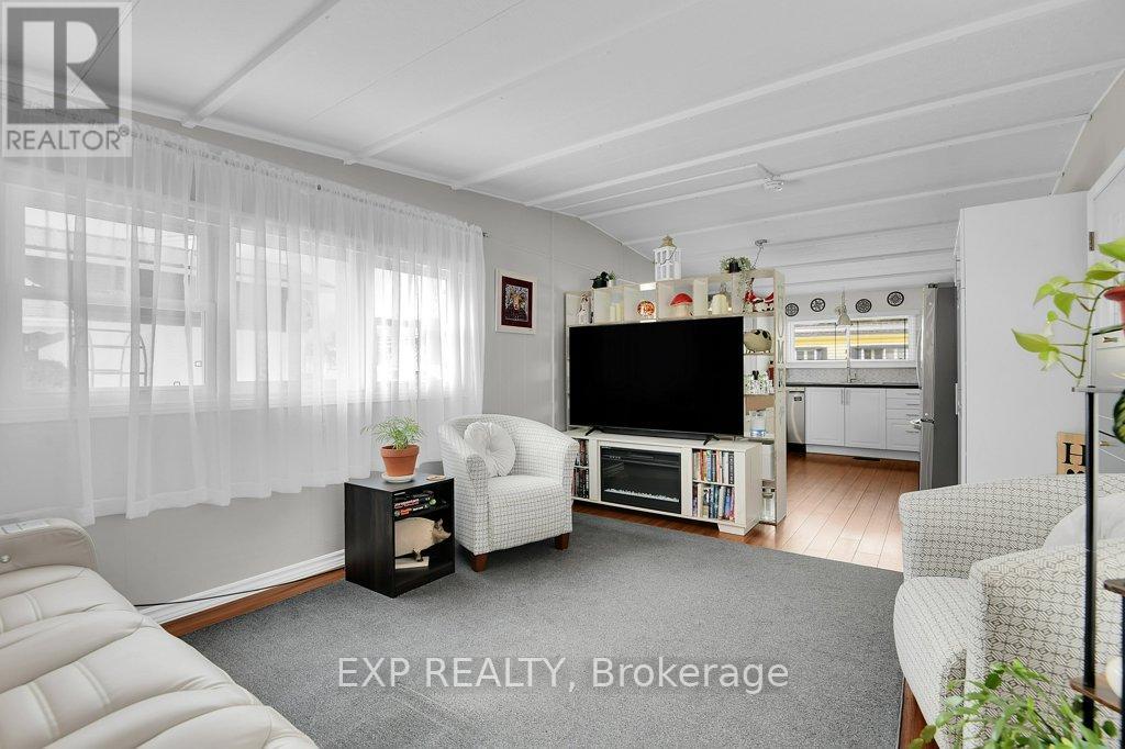 #7 1871 OXFORD AVENUE - 10