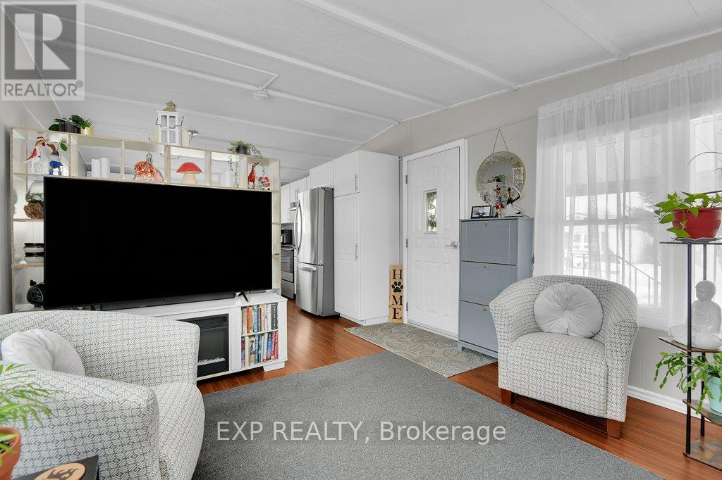 #7 1871 OXFORD AVENUE - 11