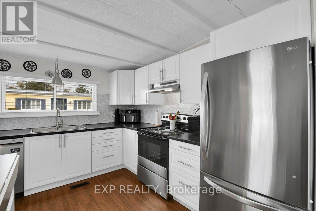 #7 1871 OXFORD AVENUE - 14