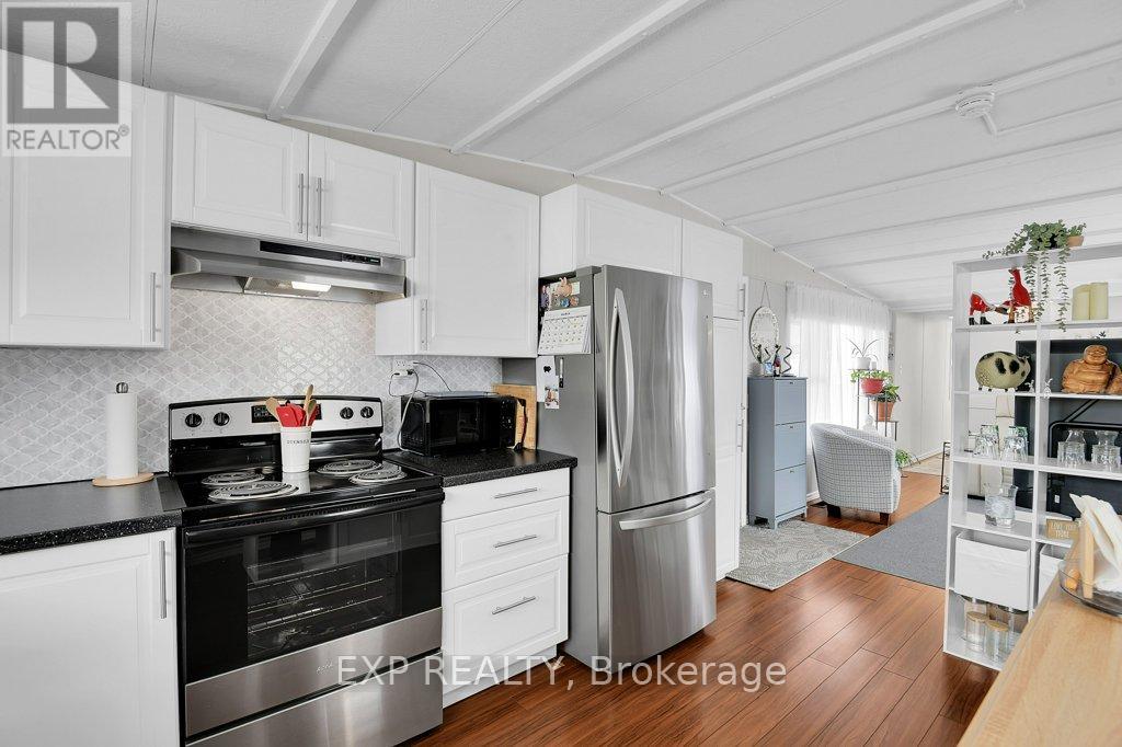 #7 1871 OXFORD AVENUE - 16