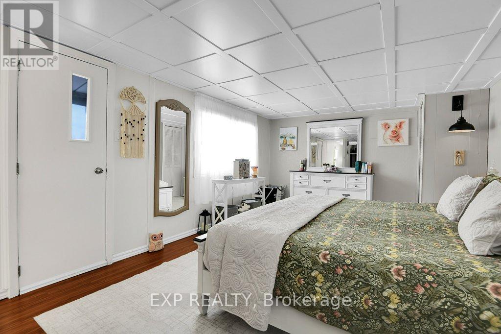 #7 1871 OXFORD AVENUE - 19