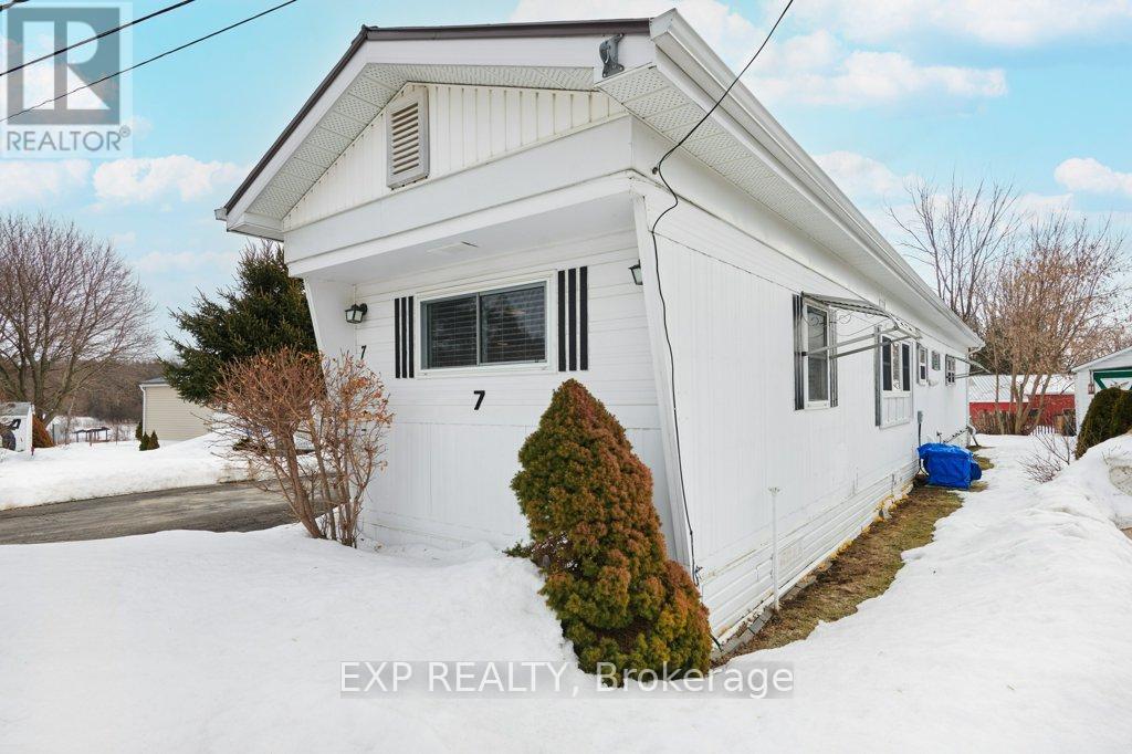 #7 1871 OXFORD AVENUE - 2