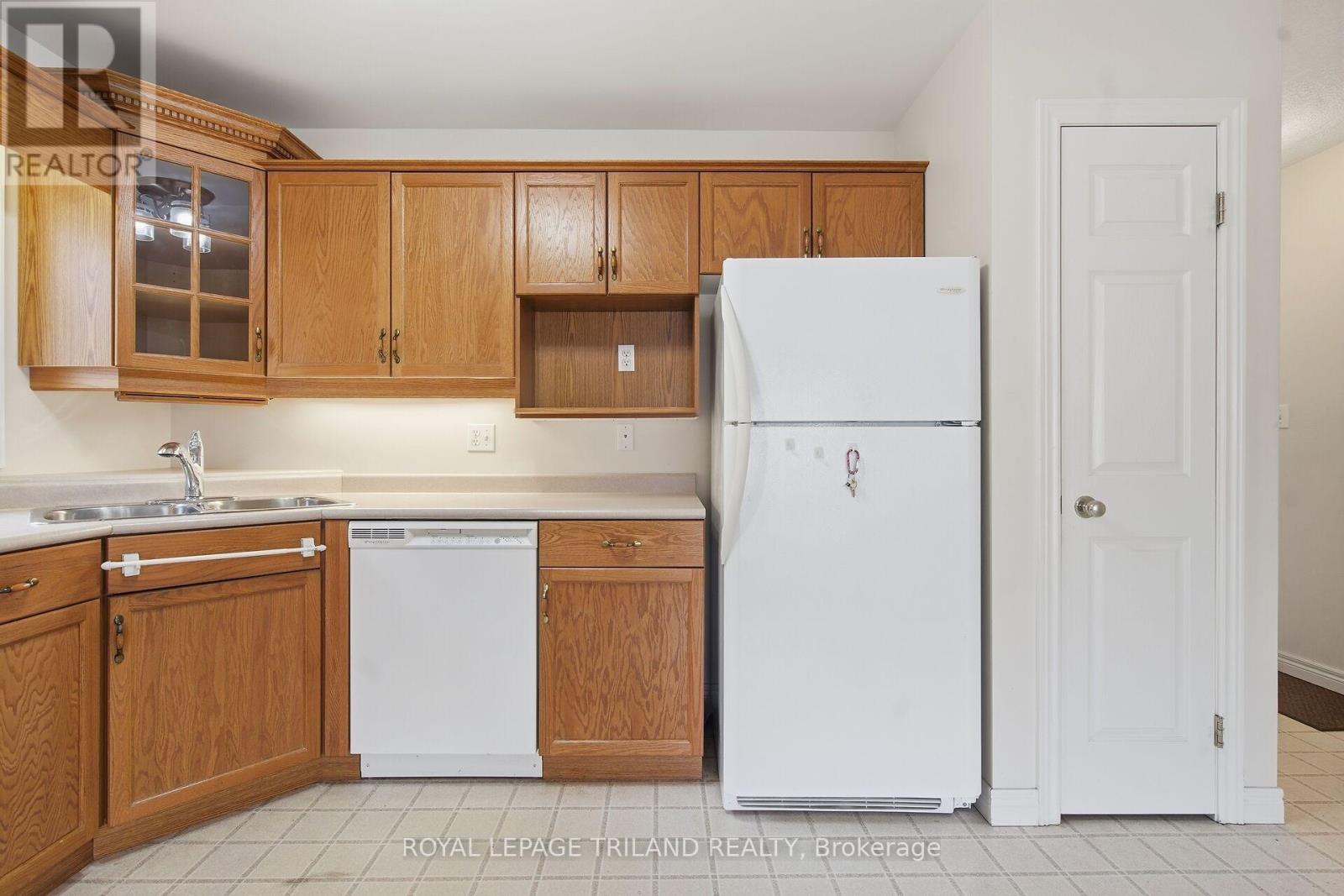 #10 20 WINDEMERE PLACE - 10